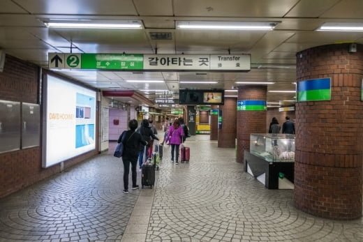 couloir metro seoul - coree du sud
