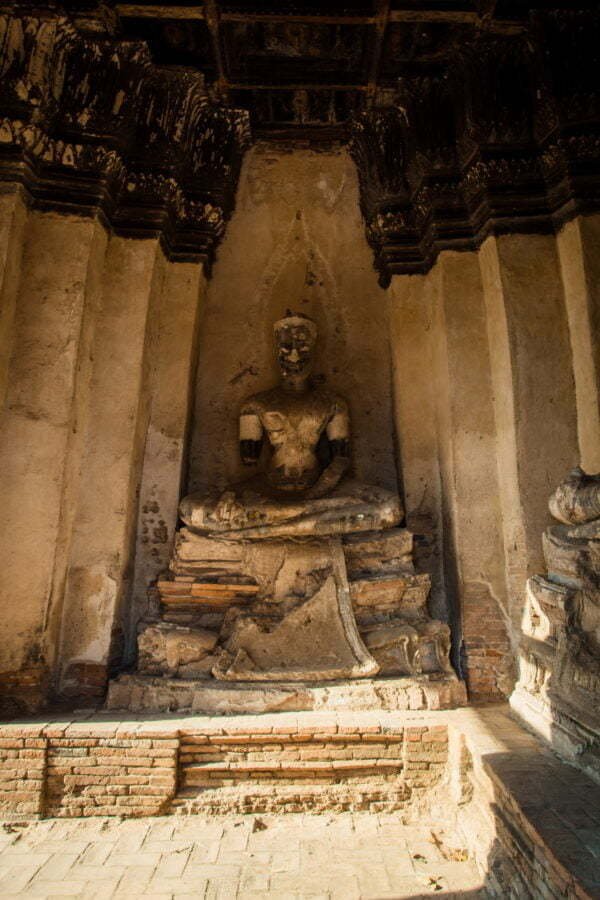 statue bouddha assise chapelle wat chai watthanaram - ayutthaya