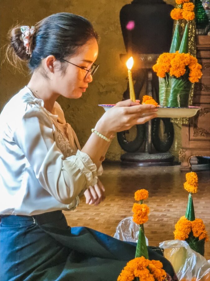 laotienne en priere au vat simuong vientiane