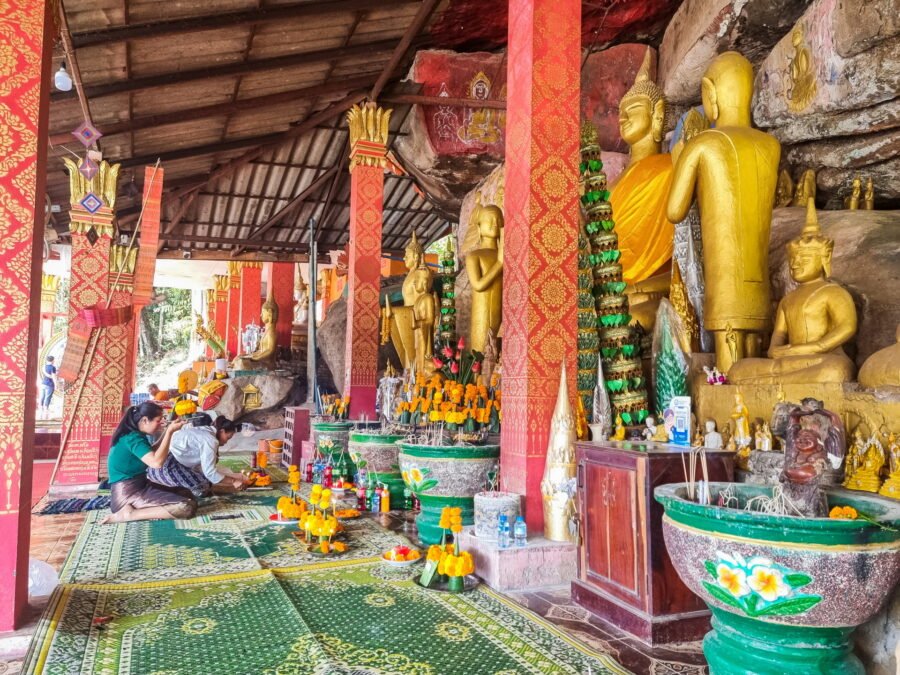lieu priere tham phra temple laos